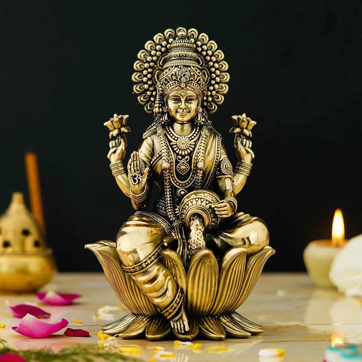Divine Maa Lakshmi Idol – Wealth, Prosperity & Abundance